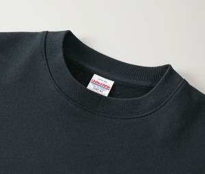 首リブはダブルステッチ始末、襟伏せテープは身頃同色の杉綾テープ仕様のため、堅牢な仕上がり