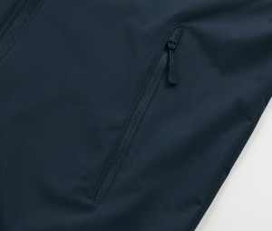サイドポケットは合成樹脂製コイルファスナーの裏使い仕様、引き手にはジッパータブ付き