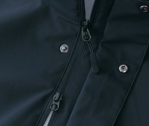 フロントは合成樹脂製コイルファスナーのダブルスライダー、裏使い仕様、引き手にはジッパータブ付き