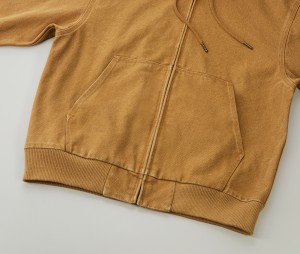 カンガルーポケット仕様、裾口はリブ仕様、シームラインに現れるアタリがヴィンテージ感を演出